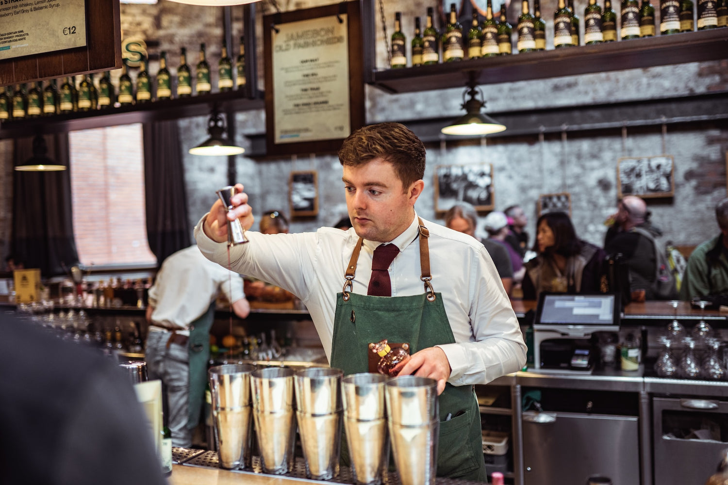 Barkeeper bereitet Cocktails zu