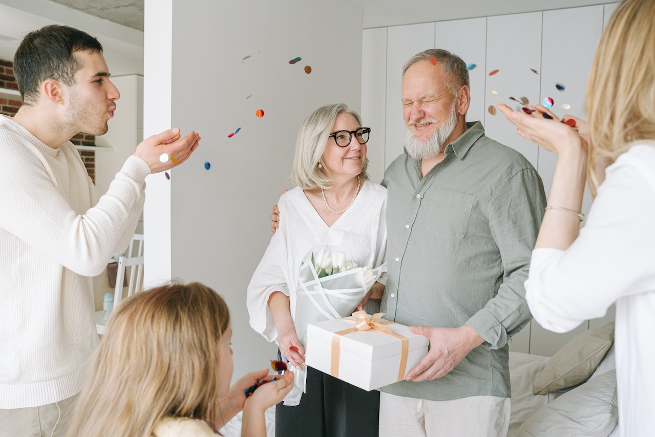 Familie gratuliert Opa zum Feiertag