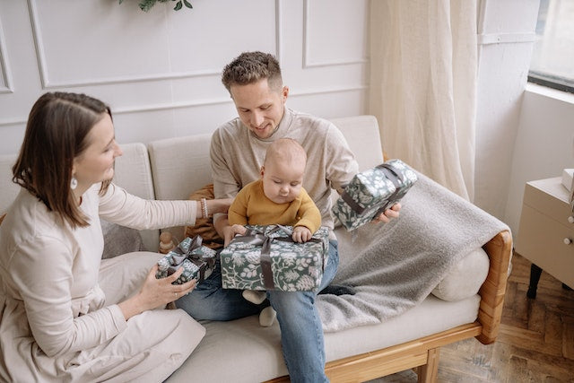 Familie öffnet ein Geschenk