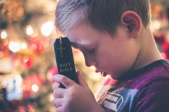 Junge mit einer Bibel