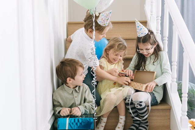 Kinder öffnen Geschenke