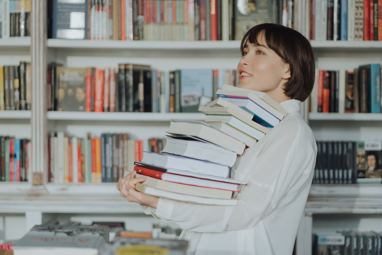 Mädchen mit Büchern
