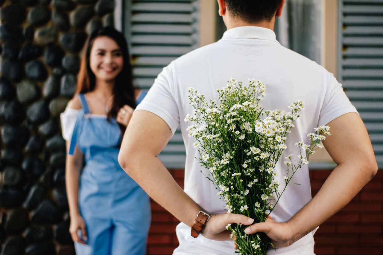 Mann mit Blumen