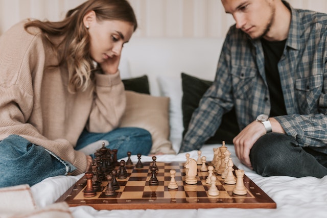 Paar das Schach spielt