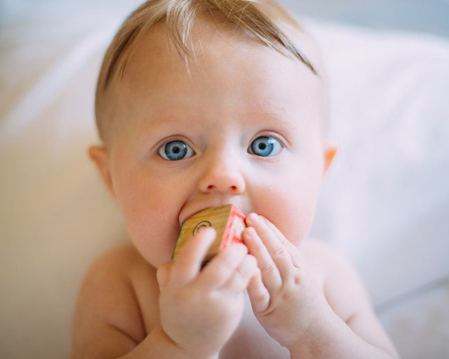 bébé aux yeux bleus