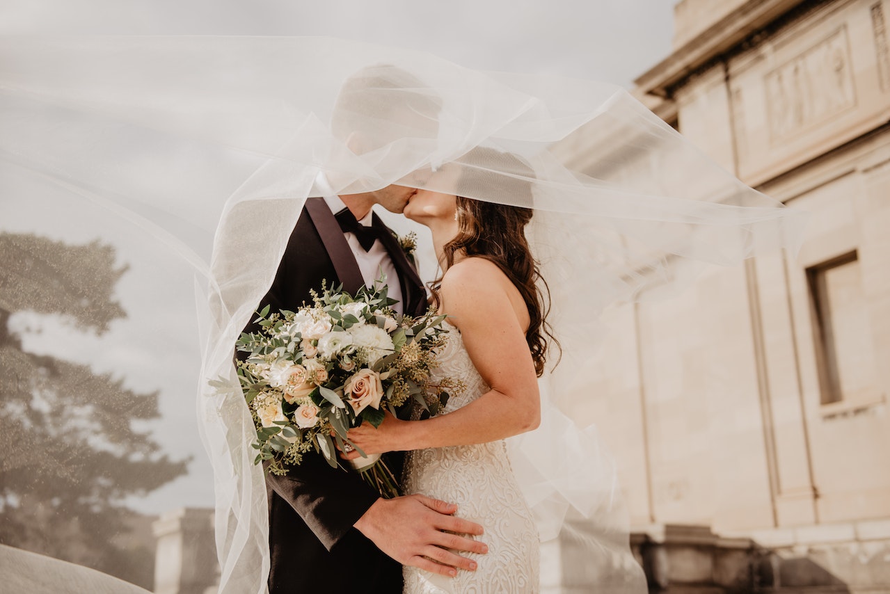 ehepaar küsst sich bei der hochzeit