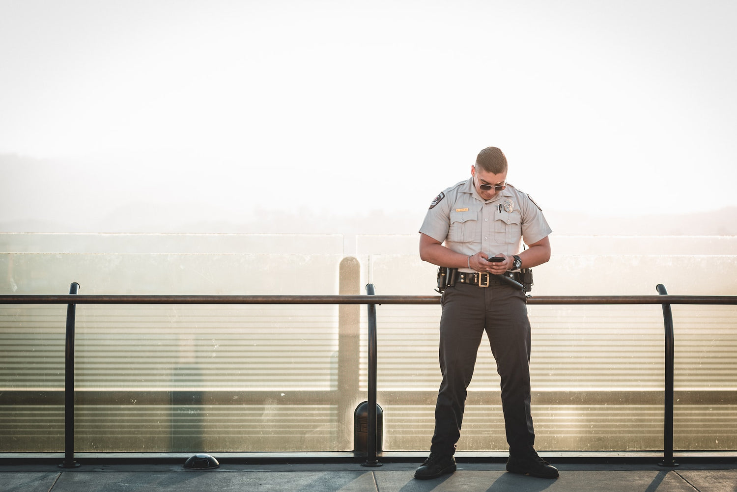ein Polizist, der ein Smartphone benutzt