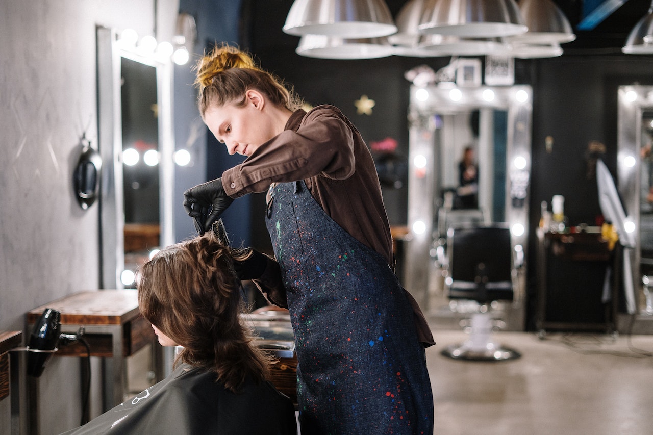 frau lässt sich die haare schneiden