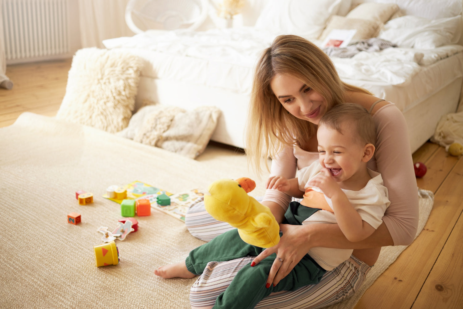 glückliches Kindermädchen
