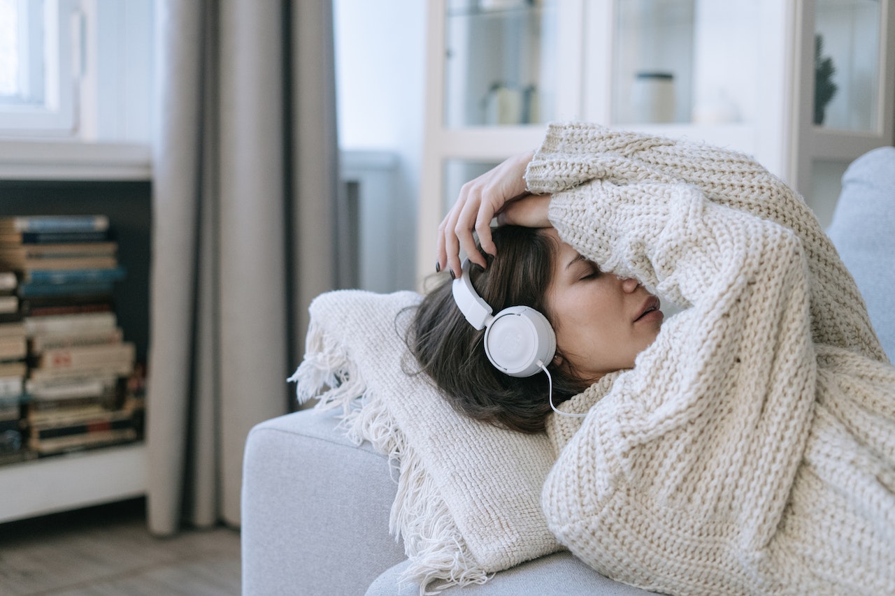traurige frau auf der couch liegend