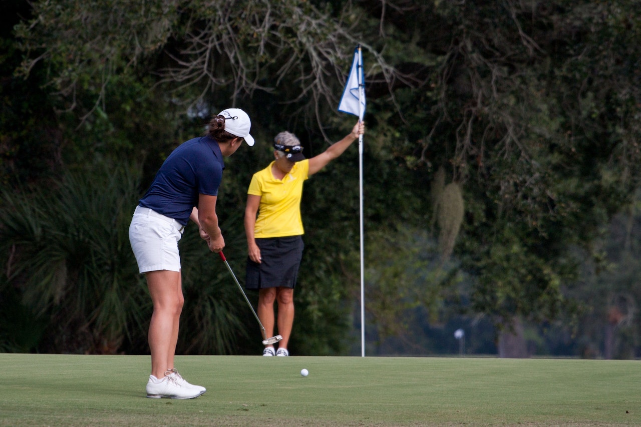 zwei Frauen auf dem Golfplatz